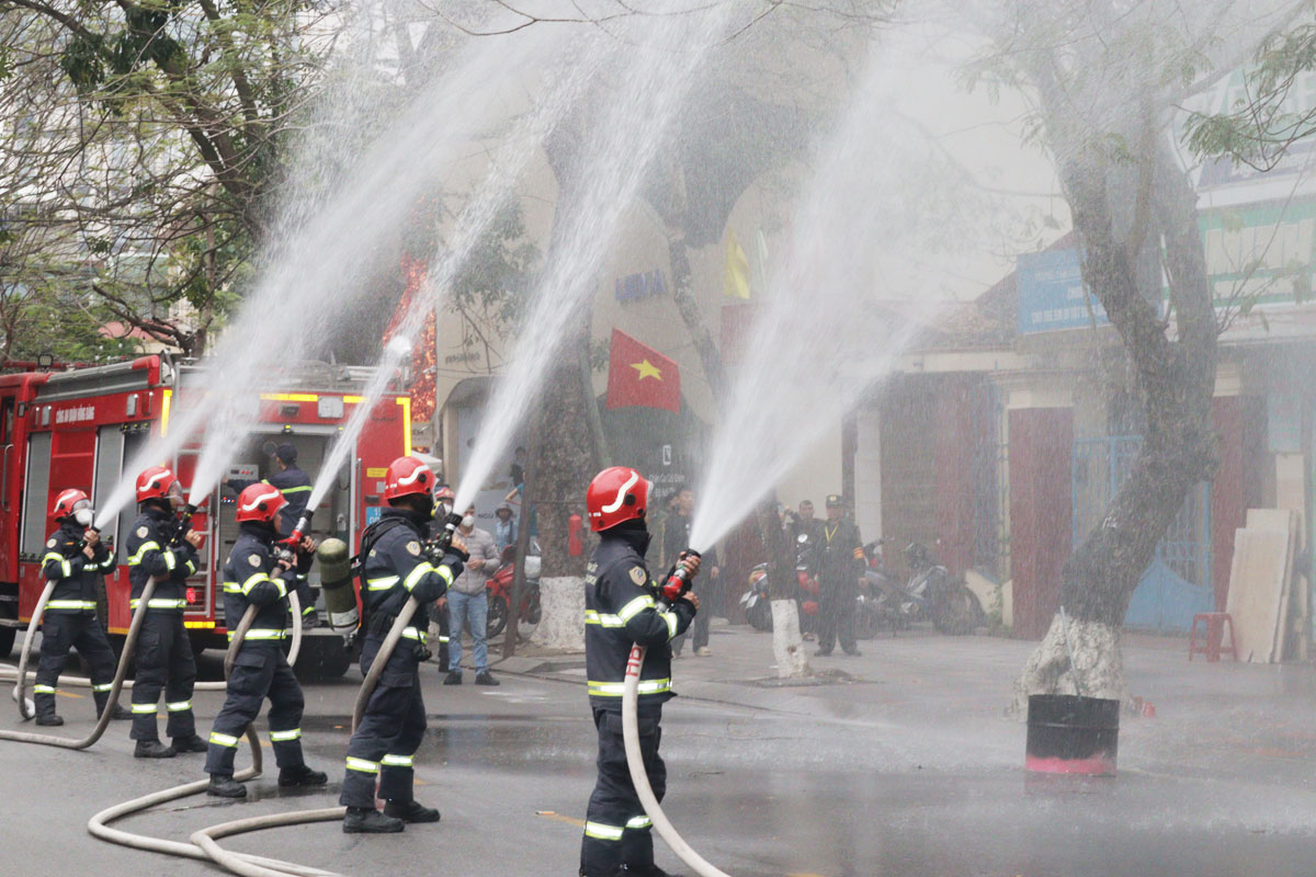Quận Hồng Bàng: Diễn tập phương án chữa cháy và cứu nạn, cứu hộ tại Tổ dân phố Đinh Tiên Hoàng, phường Hoàng Văn Thụ